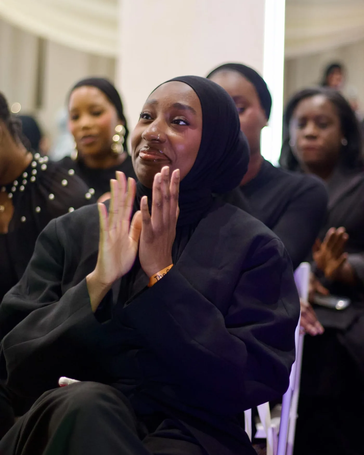 Participante applaudissant pendant une intervention