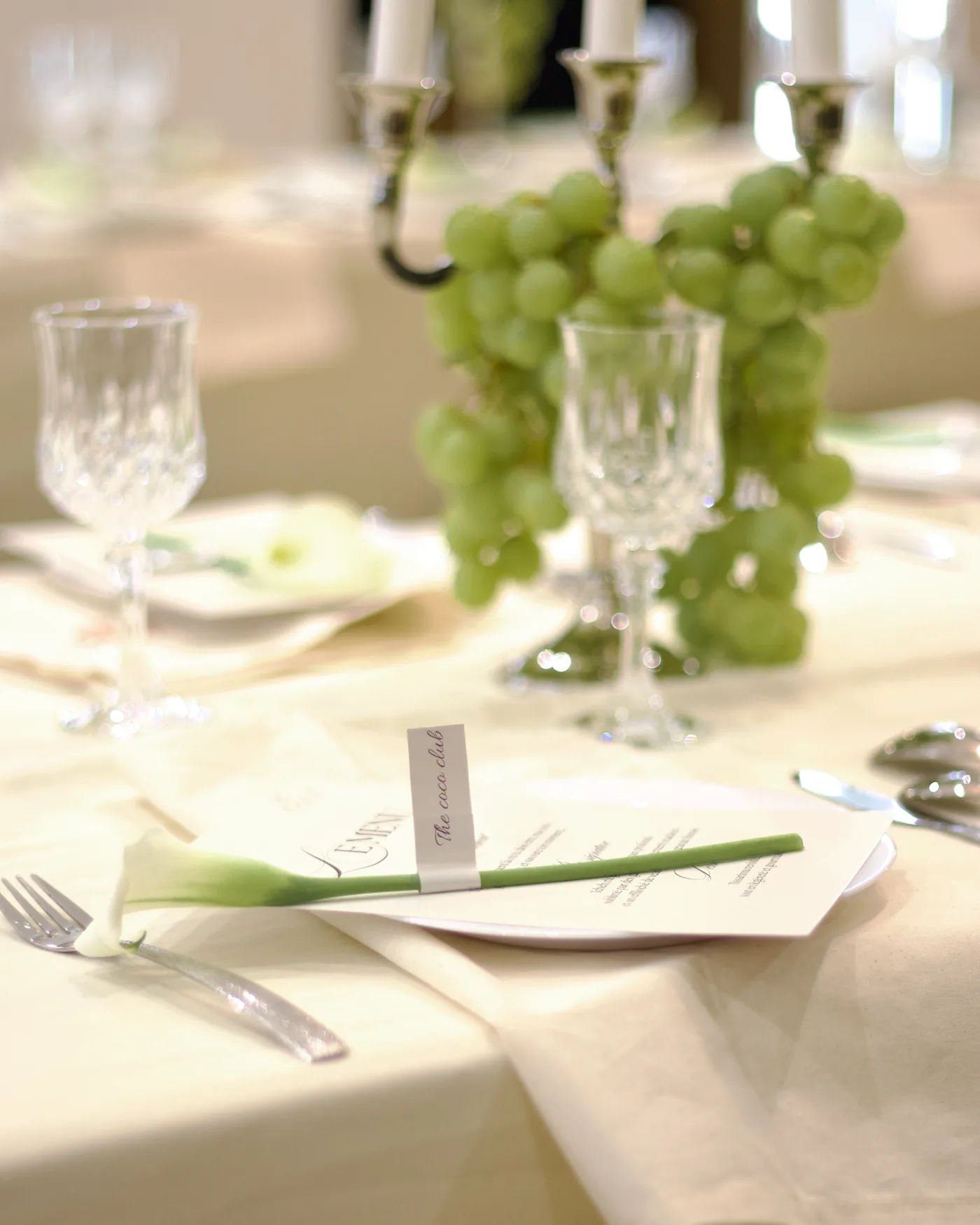 Table dressée avec soin pour un événement The Coco Club